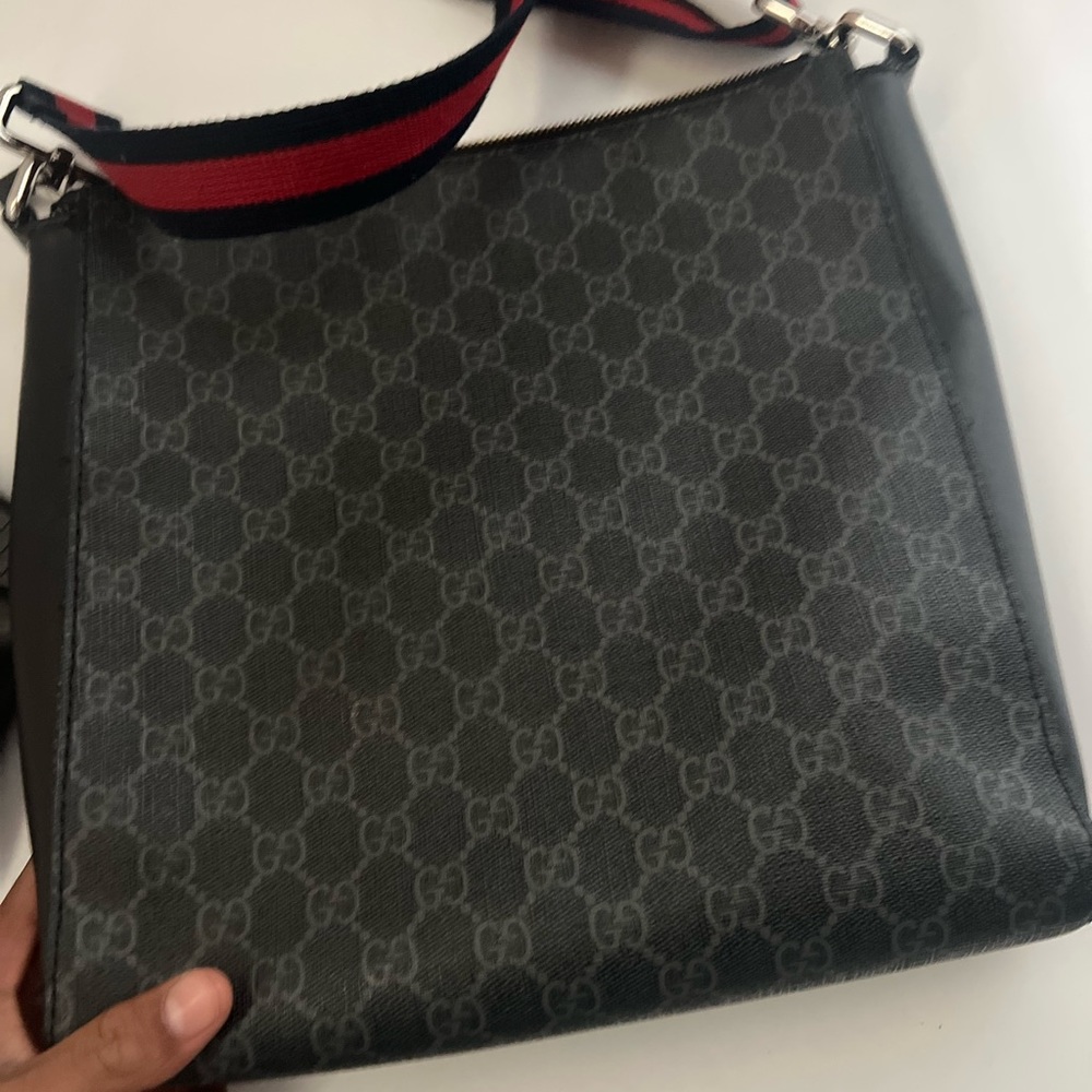 Men slightly used Gucci bag ..!! - Picture 3 of 5
